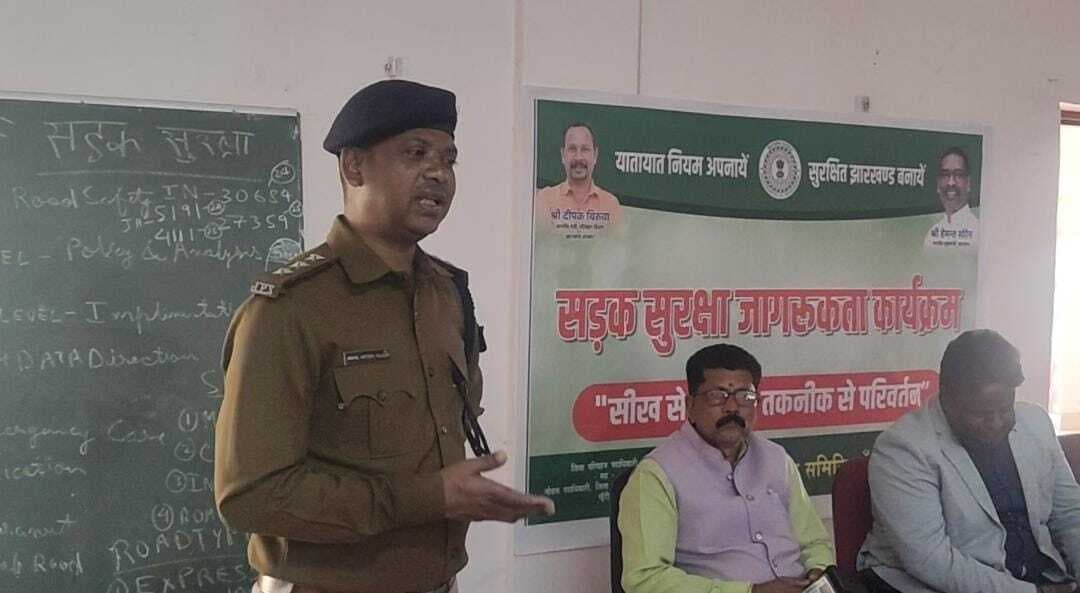 सड़क सुरक्षा को लेकर विद्यार्थियों को जागरूक किया