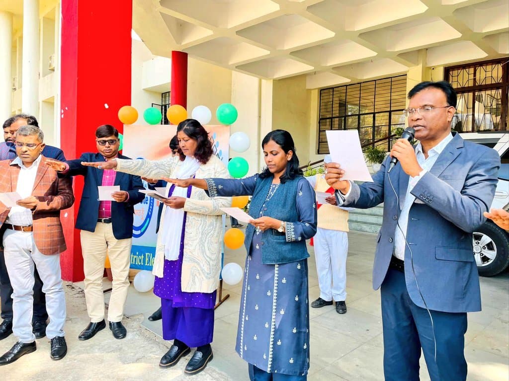 जिला के प्रशासनिक अधिकारियों और कर्मियों ने ली मतदाता प्रतिज्ञा