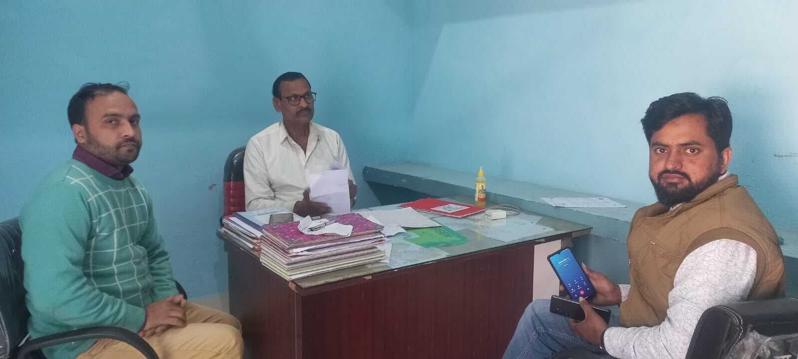 जेई व पंचायत सचिव ने पंचायत भवन का निरीक्षण किया