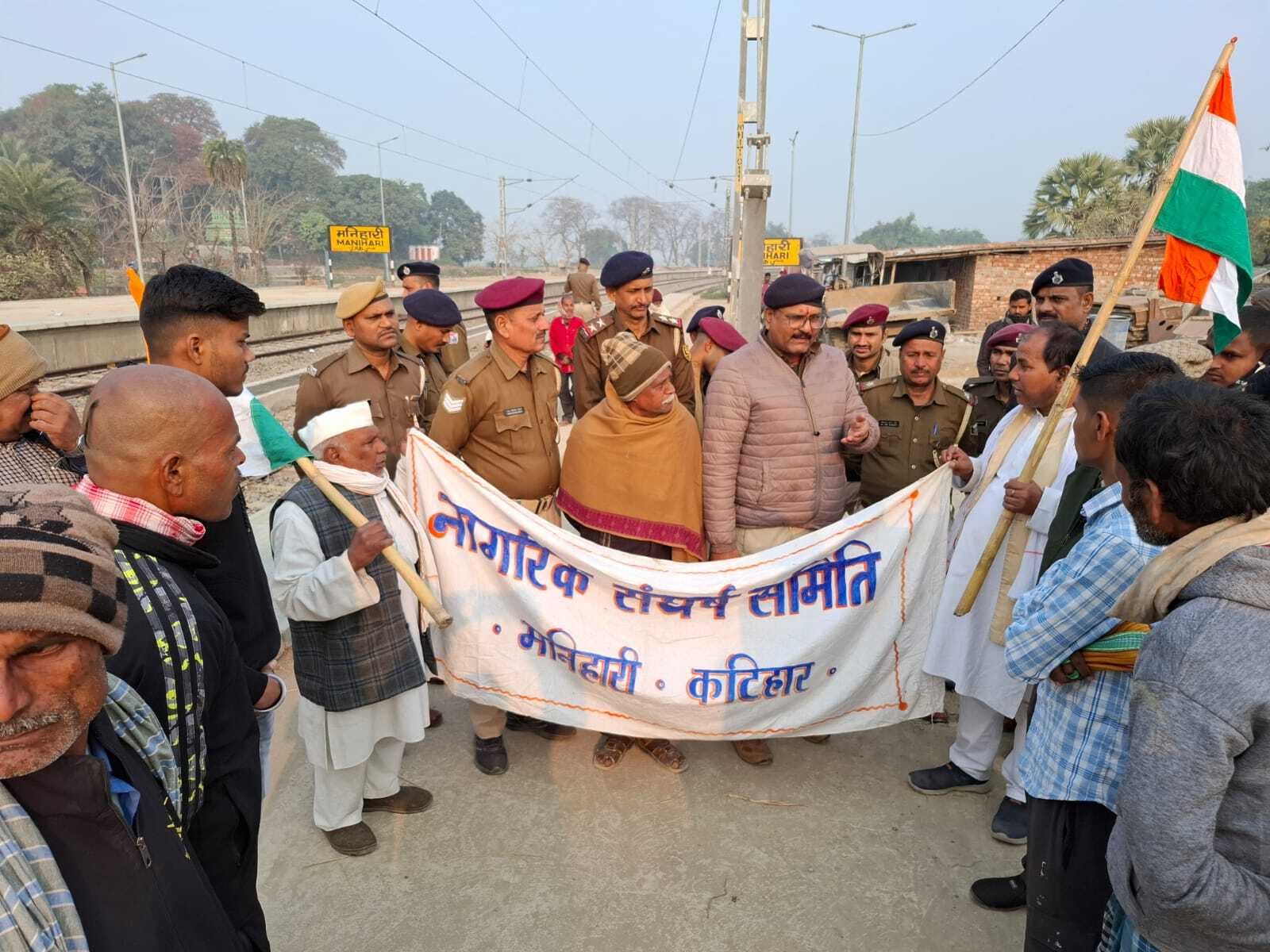ट्रेन चालू करने की मांग को लेकर धरना पर बैठे नागरिक संघर्ष समिति अध्यक्ष