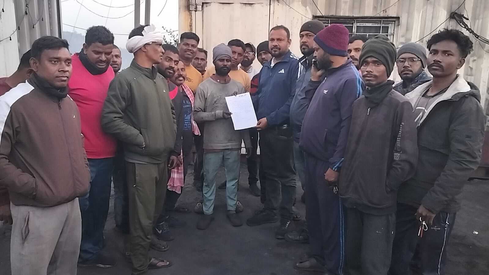 Bokaro News : आउटसोर्सिंग कंपनी के हेल्पर का शव कैंप के समीप गड्ढे में मिला