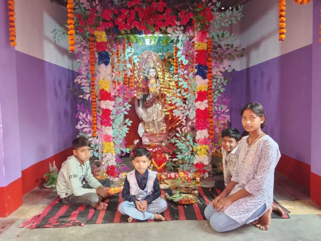 शांतिपूर्ण माहौल में हुई मां शारदे की पूजा