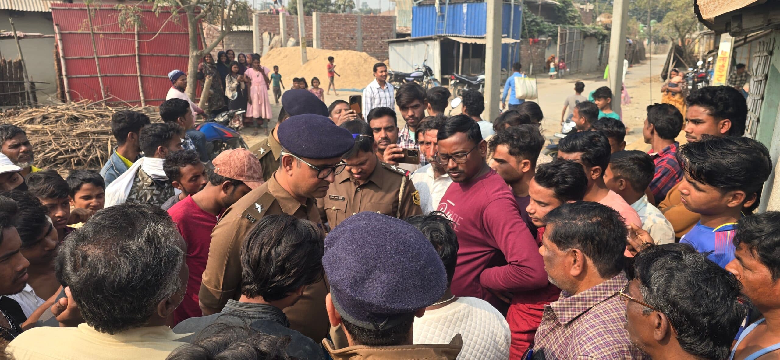 फर्जी बिल मामले को ले ग्रामीणों ने दो मीटर रीडर को बनाया बंधक