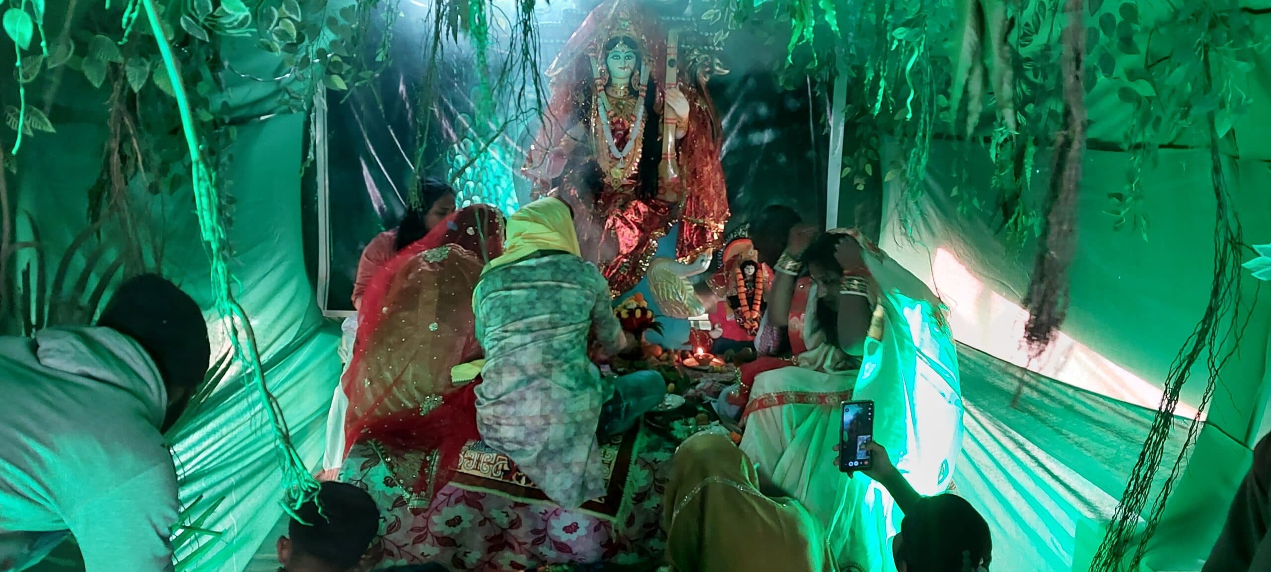 मां शारदे की धूमधाम से हुई पूजा-अर्चना