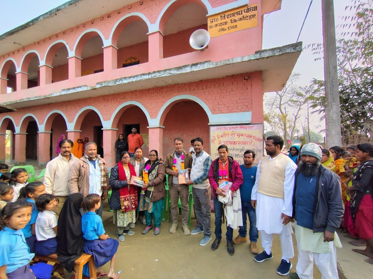 प्रावि परिया के तीन शिक्षकों के स्थांतरण पर दी विदाई