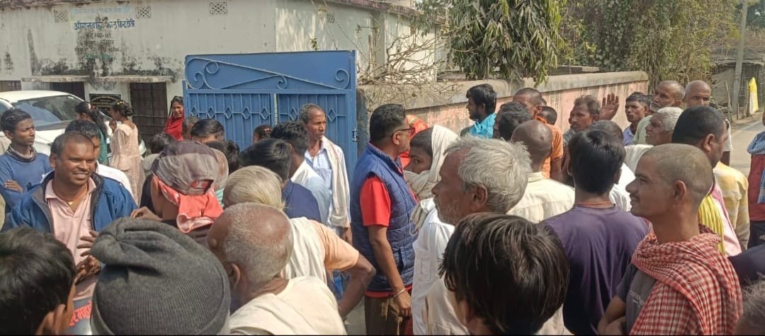 उत्क्रमित मध्य विद्यालय बिंदटोली में सरस्वती पूजा नहीं करने पर ग्रामीणों ने किया हंगामा