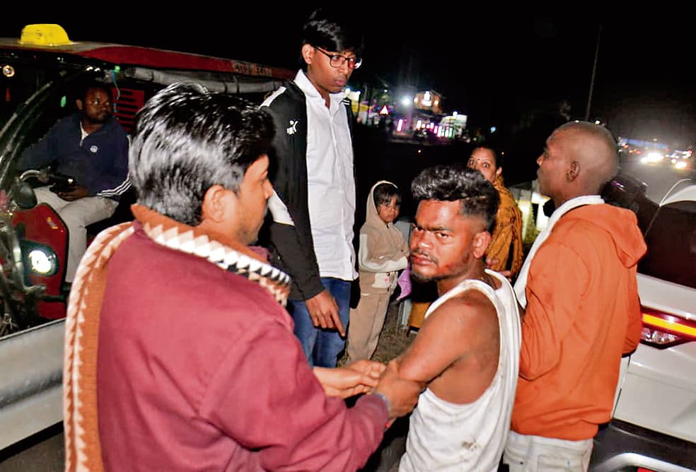 Dhanbad News: तेज रफ्तार एसयूवी ने एटलेन में दो कारों को मारी टक्कर, चार लोग घायल