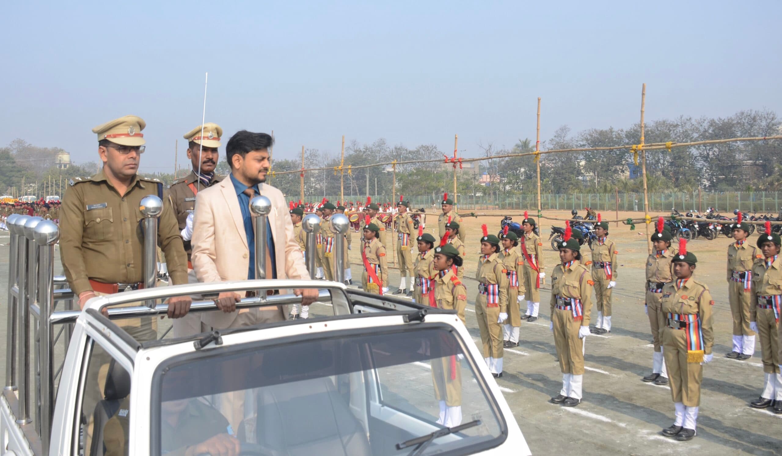 Dhanbad News: गणतंत्र दिवस समारोह के पूर्वाभ्यास का डीसी-एसएसपी ने किया निरीक्षण