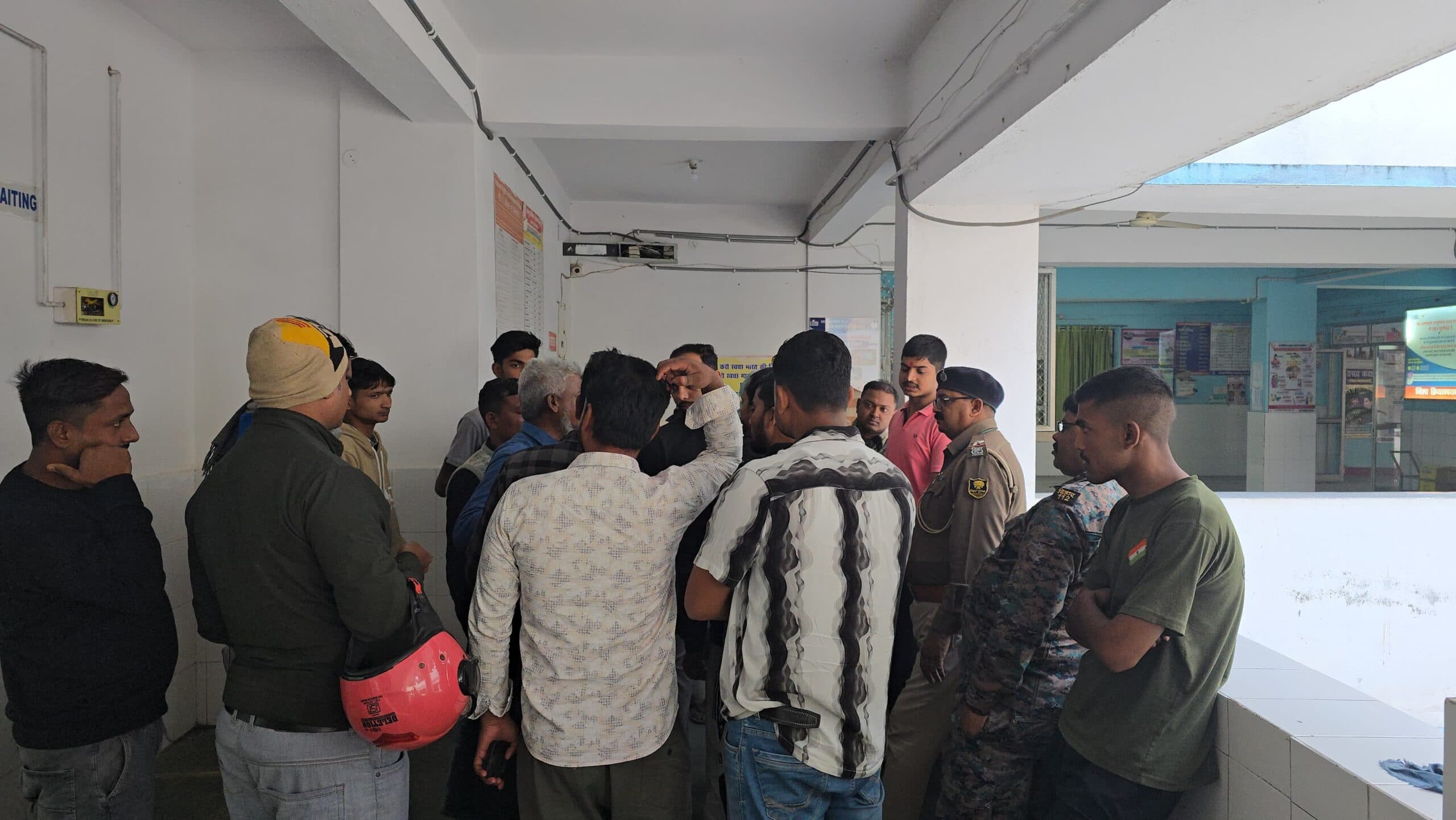 बाइक की ठोकर से सड़क पार कर रहा व्यक्ति जख्मी