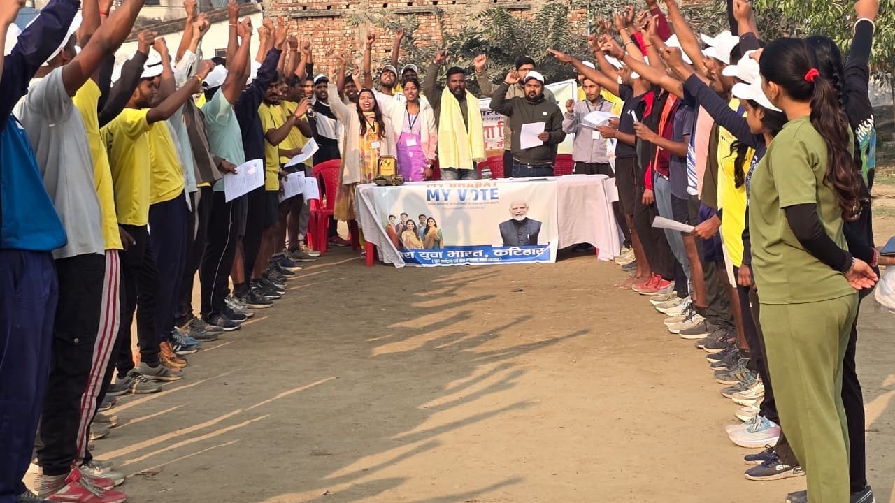 मतदाताओं को जागरूक करने के युवाओं ने निकाली पदयात्रा