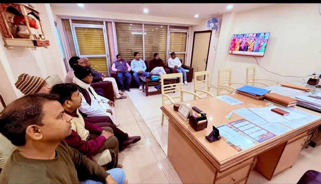 विधायक के आवास पर प्रधानमंत्री के मन की बात कार्यकर्ताओं ने सुना