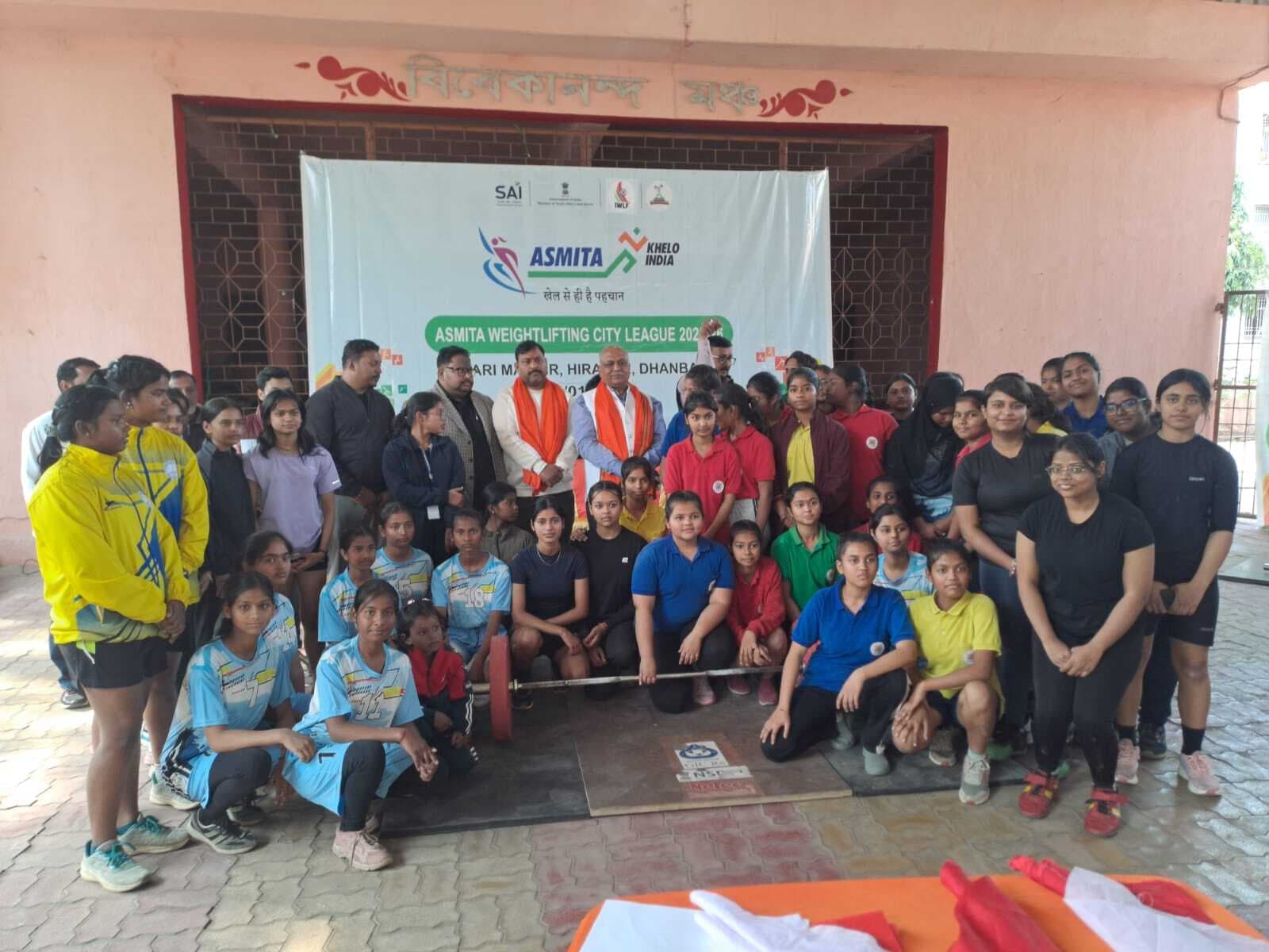 Dhanbad News : वेटलिफ्टिंग में 50 महिला खिलाड़ियों ने दिखाया दमखम