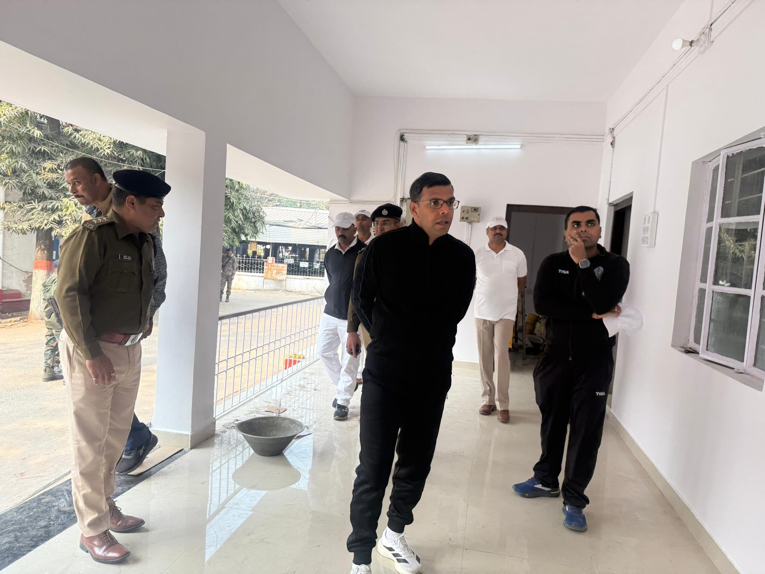 Dhanbad News: एसएसपी ने पुलिस कंट्रोल रूम का किया निरीक्षण