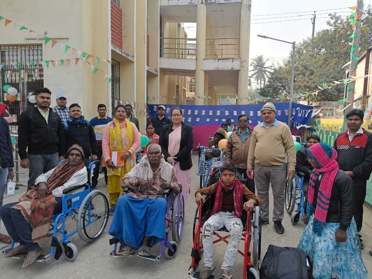 दिव्यांगों के बीच सहायक उपकरण का किया वितरण