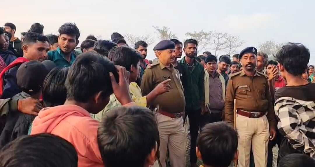 ट्रांसफार्मर से बिजली सामान की चोरी करते दो आरेापित को पकड़ पुलिस को सौंपा