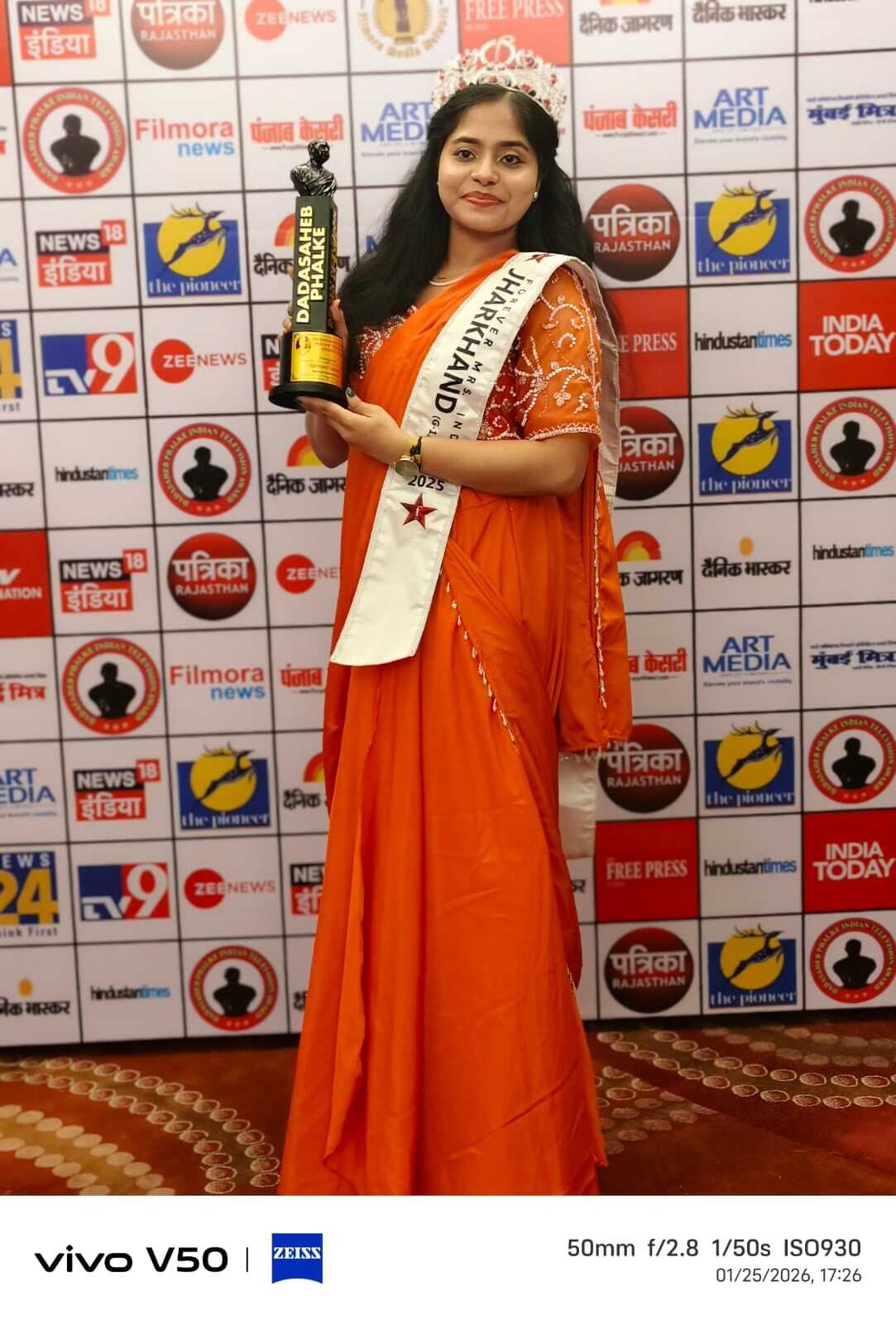 Deoghar News : जाह्नवी जस्मीन को मिला बेस्ट रिसर्चर व बेस्ट मॉडल ऑफ द ईयर का अवार्ड