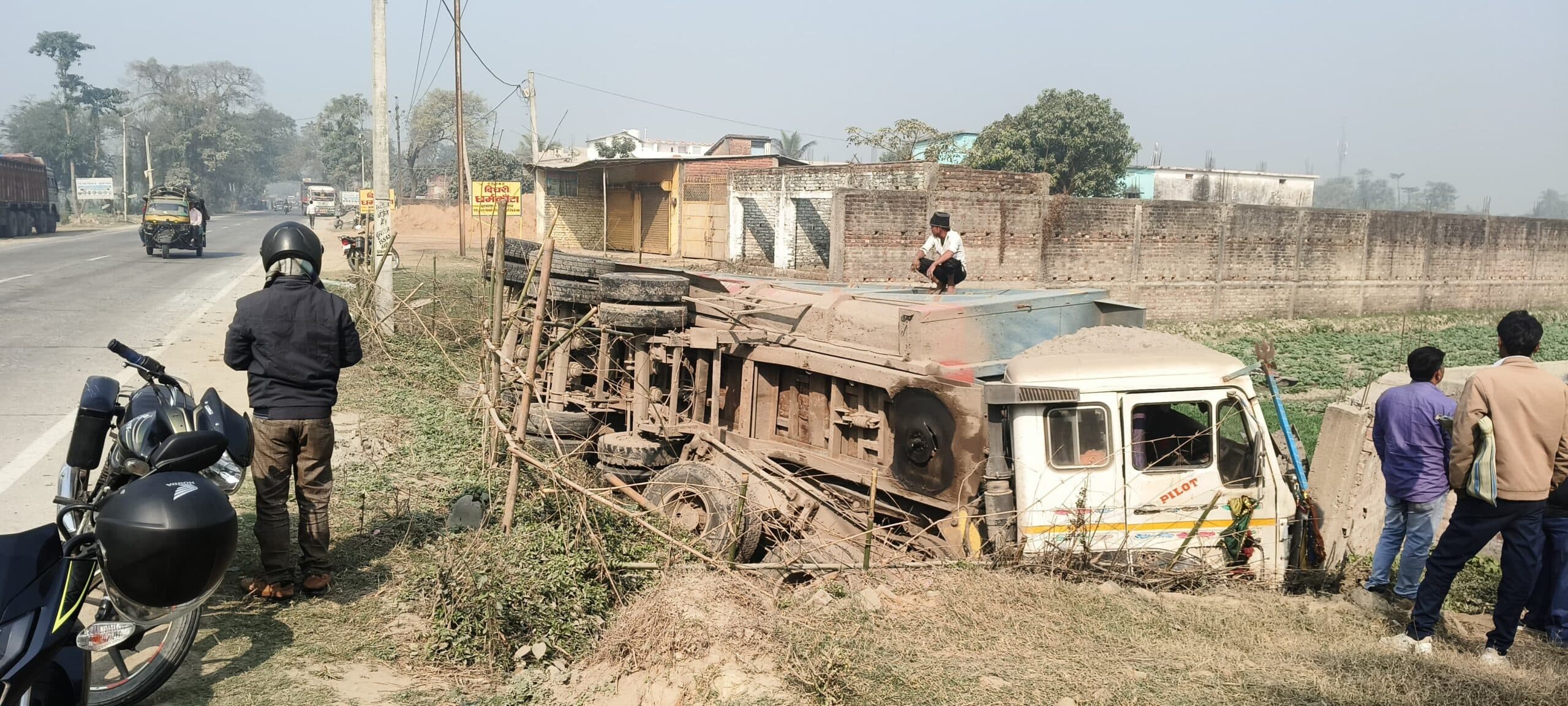 दिघरी के पास हाइवा दीवार से टकराकर पलटा, हताहत नहीं