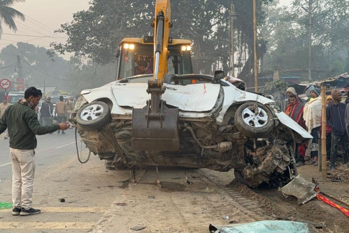 Bihar Road Accident: बिहार में दर्दनाक सड़क हादसे में 4 दोस्तों की मौत, बेटे को देखकर लौट रहे थे सभी, कार के उड़े परखच्चे