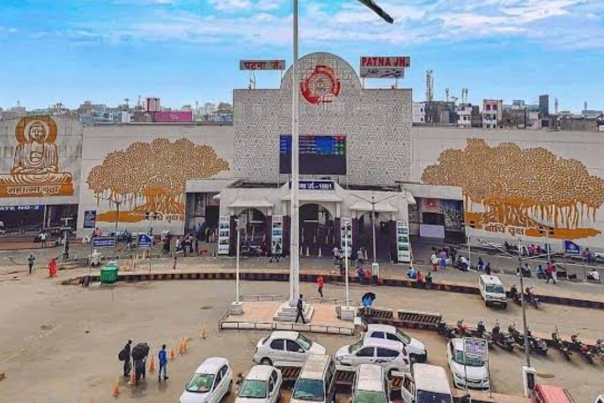 Patna News: एयरपोर्ट की तरह पटना जंक्शन पर प्रीमियम पार्किंग सिस्टम, जानिए टू और फोर व्हीलर के लिए कितना देना पड़ेगा चार्ज