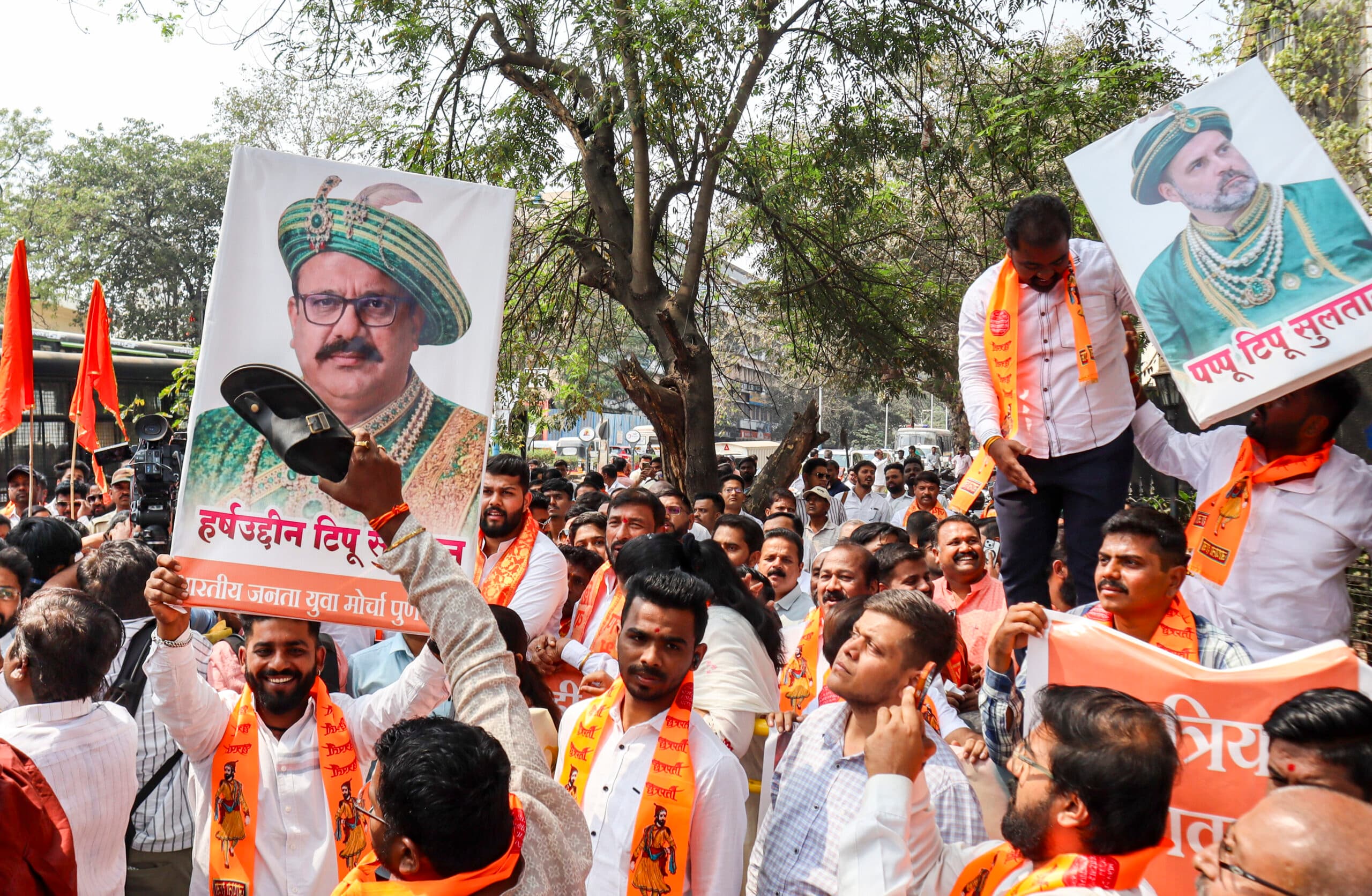 शिवाजी-टीपू सुल्तान तुलना पर पुणे में हिंसा, भाजपा-कांग्रेस कार्यकर्ताओं में पथराव, नौ घायल