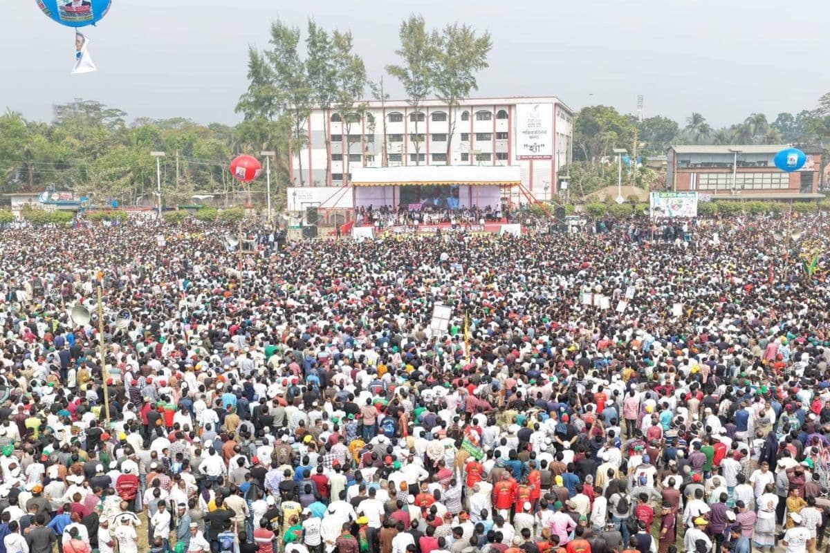 ढाका की सड़कों पर क्यों लगे हैं ‘ब्लैक एंड व्हाइट’ पोस्टर? बांग्लादेश में कल होंगे चुनाव