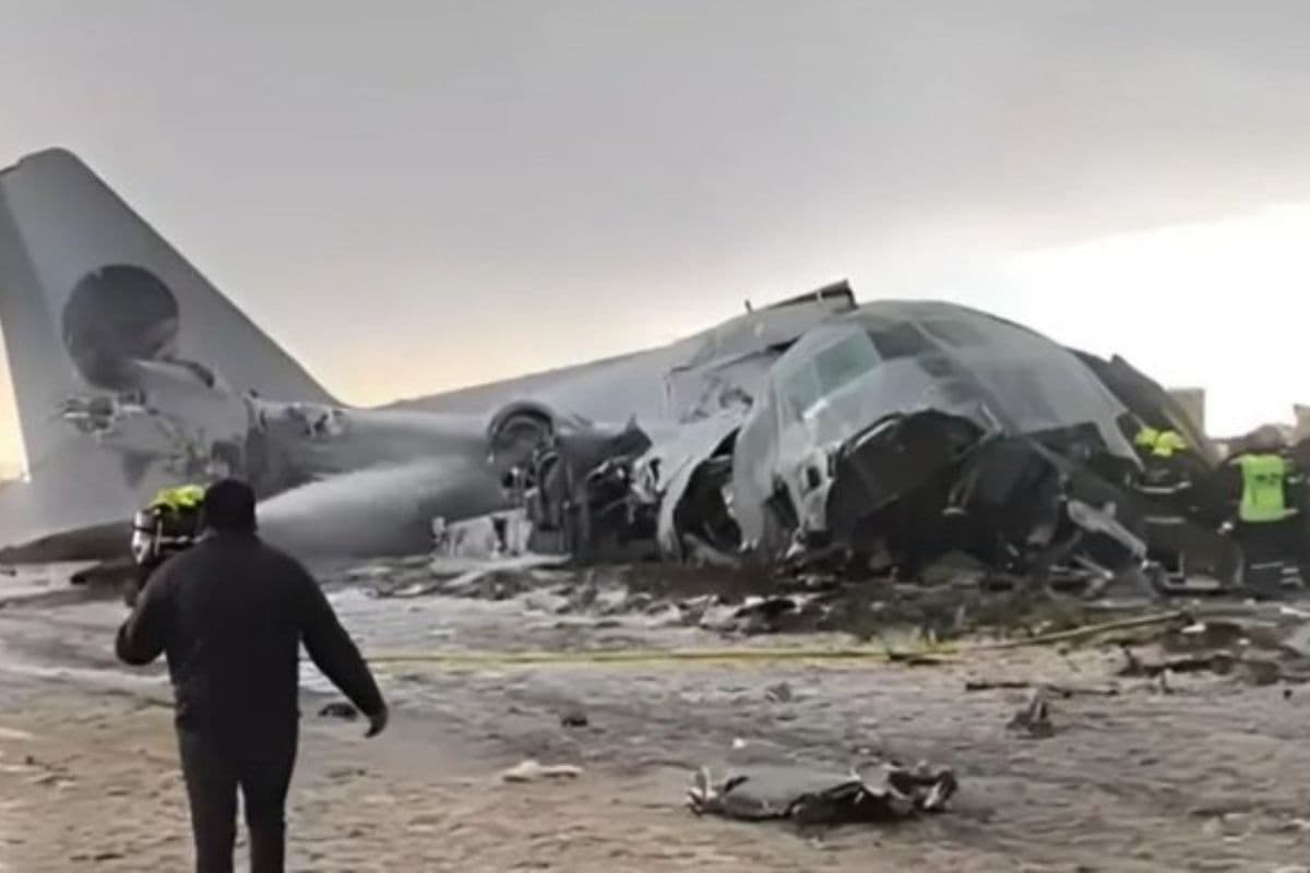 पैसे ले जा रहा बोलिवियाई प्लेन क्रैश, 15 की मौत-30 घायल; नोट बटोरने दौड़े लोग, सेना ने चलाया वाटर कैनन