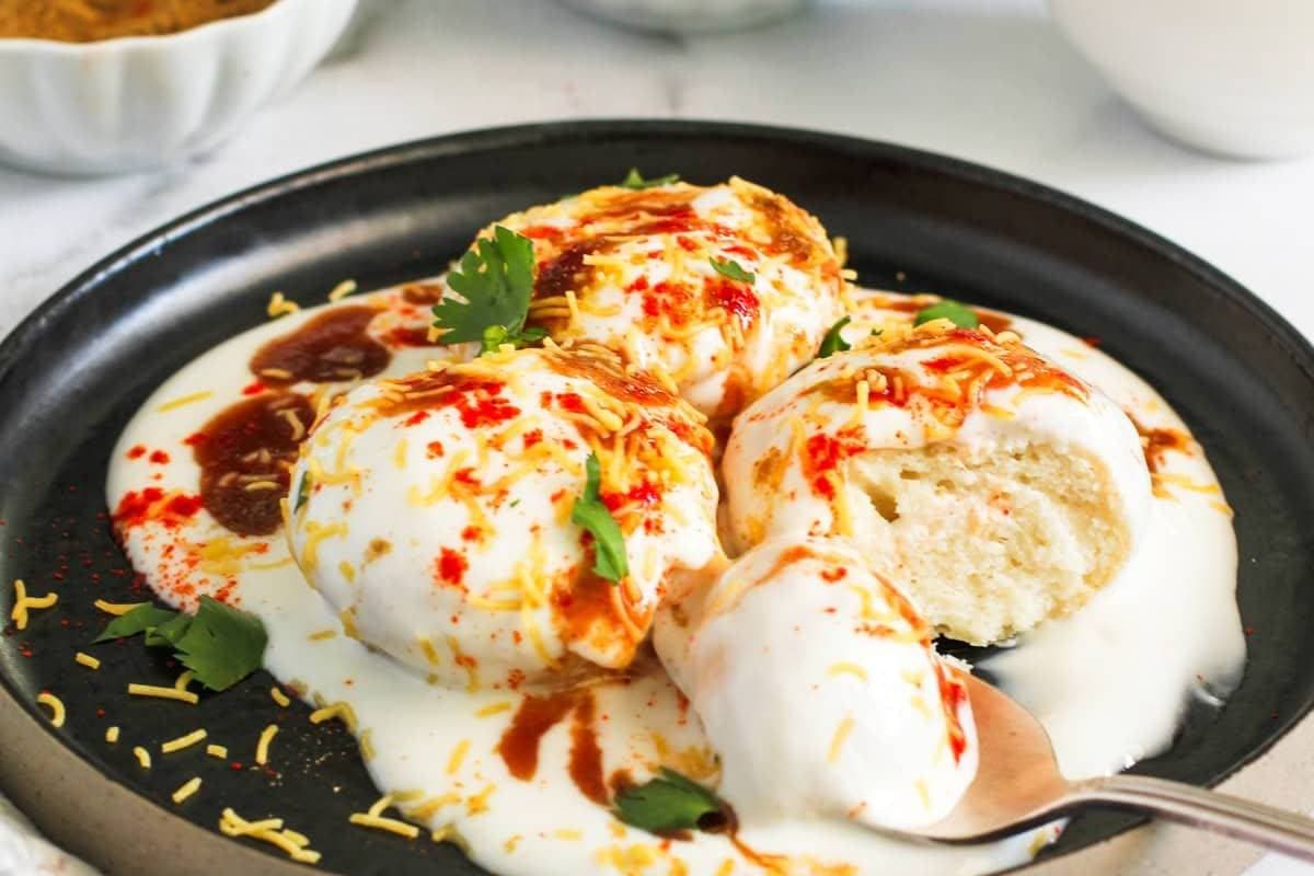 होली स्पेशल: मेहमानों को लुभाएगा स्वादिष्ट छेना दही भल्ला, बनाएं इस आसान रेसिपी से