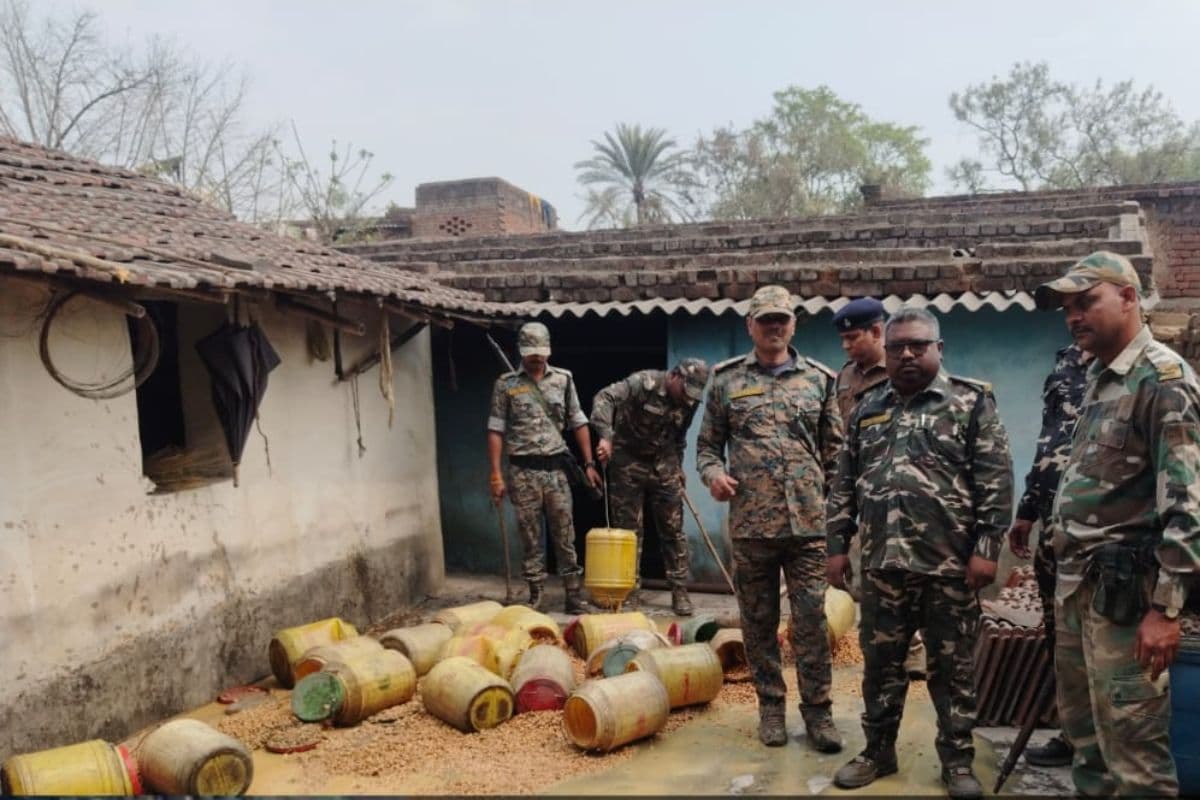 धनबाद शराब माफियाओं पर सर्जिकल स्ट्राइक: अवैध भट्टियां नष्ट, 1000 किलो जावा महुआ बरामद