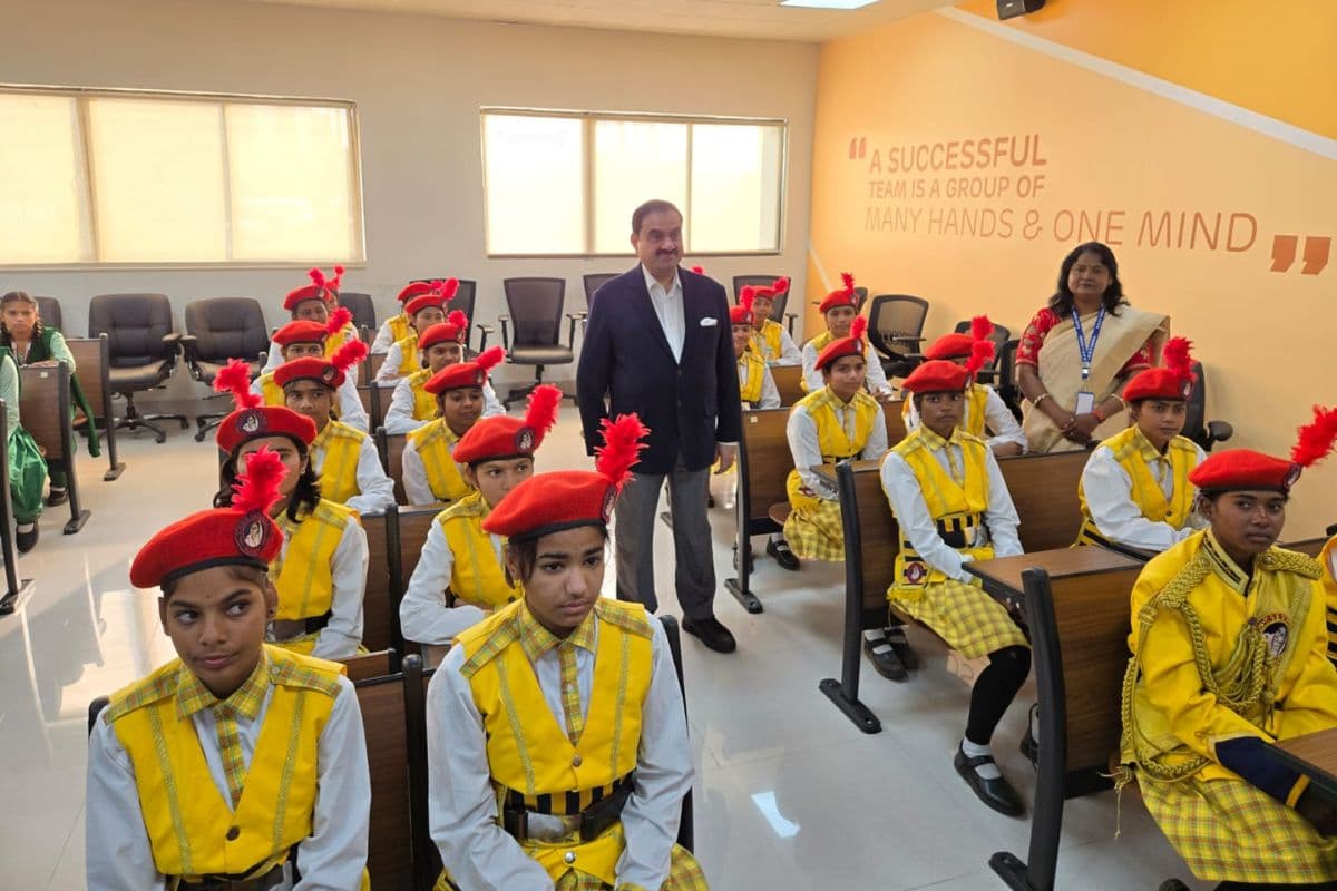 Godda: पावर प्लांट के बीच पलते हैं सपने, कस्तूरबा की बेटियों से मिले गौतम अदाणी