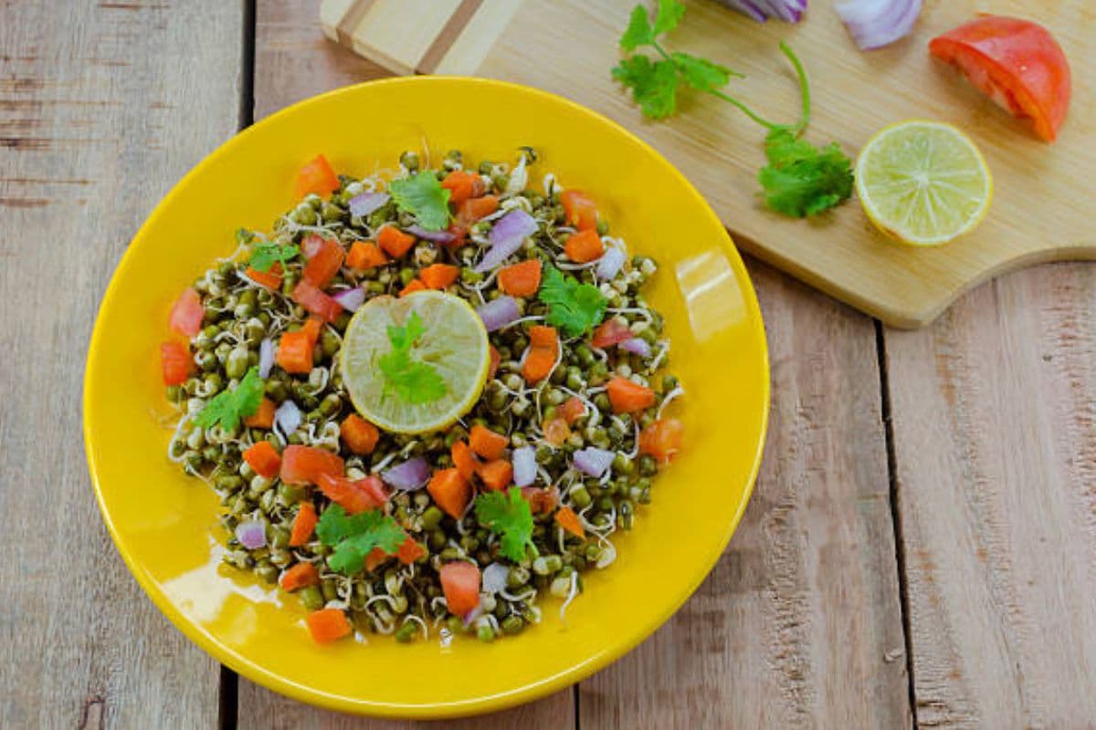 Green Moong Chaat: हल्की भूख के लिए बेस्ट है स्वाद और सेहत से भरपूर हरे मूंग की चाट