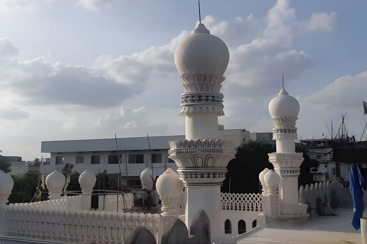 हैदराबाद: मस्जिद के पास यूट्यूबर पर हमला, शिवाजी महाराज के जुलूस में नारेबाजी