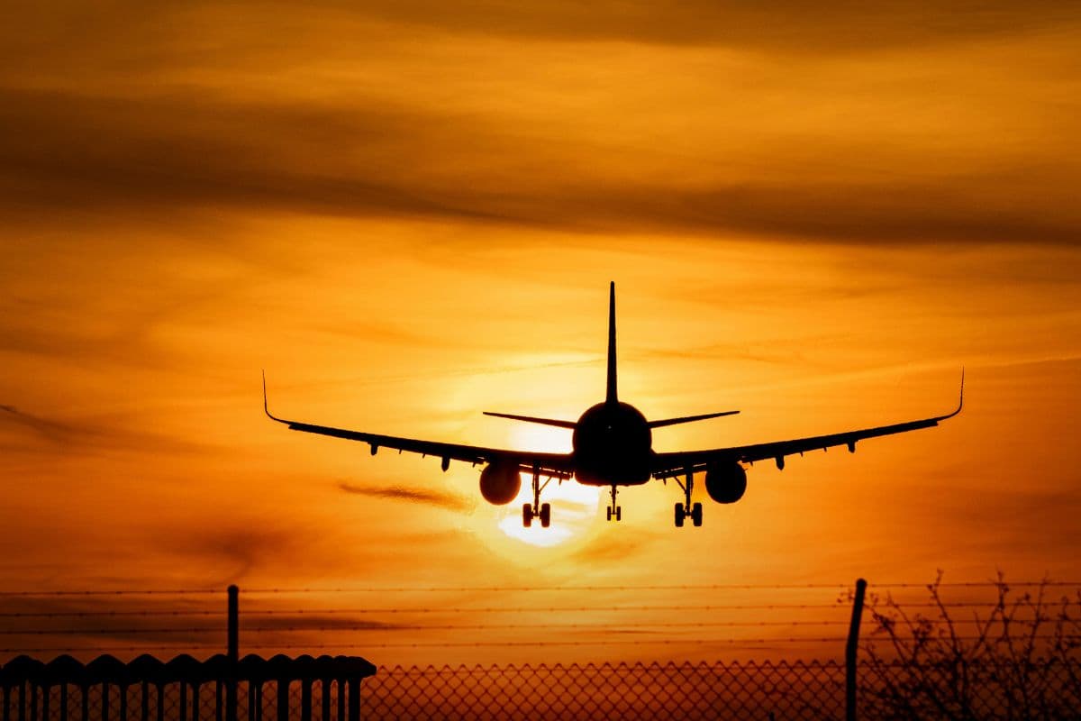 फ्लाइट में सोती महिला से छेड़छाड़: भारतीय मूल का वरुण दोषी, स्लीप मास्क लगाकर की थी हरकत