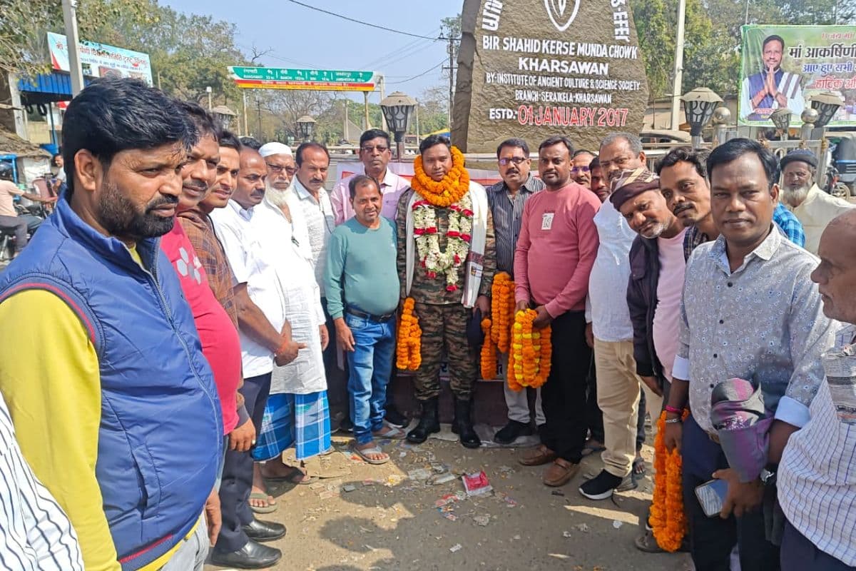 Kharsawan: 16 साल देश की सेवा कर वापस लौटे रिटायर्ड आर्मी हवलदार का भव्य स्वागत