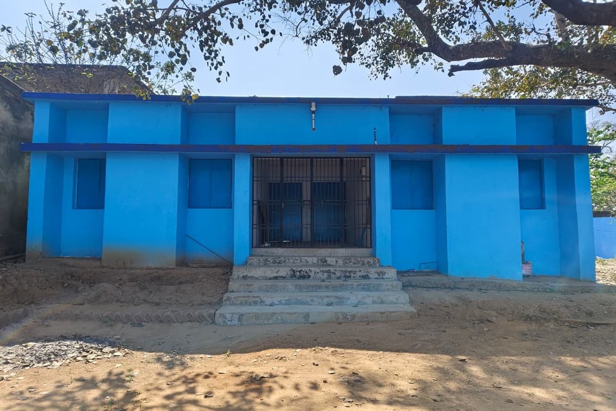 खरसावां के पीएचईडी कार्यालय में लटक रहा ताला, सरायकेला में बैठे हैं बाबू