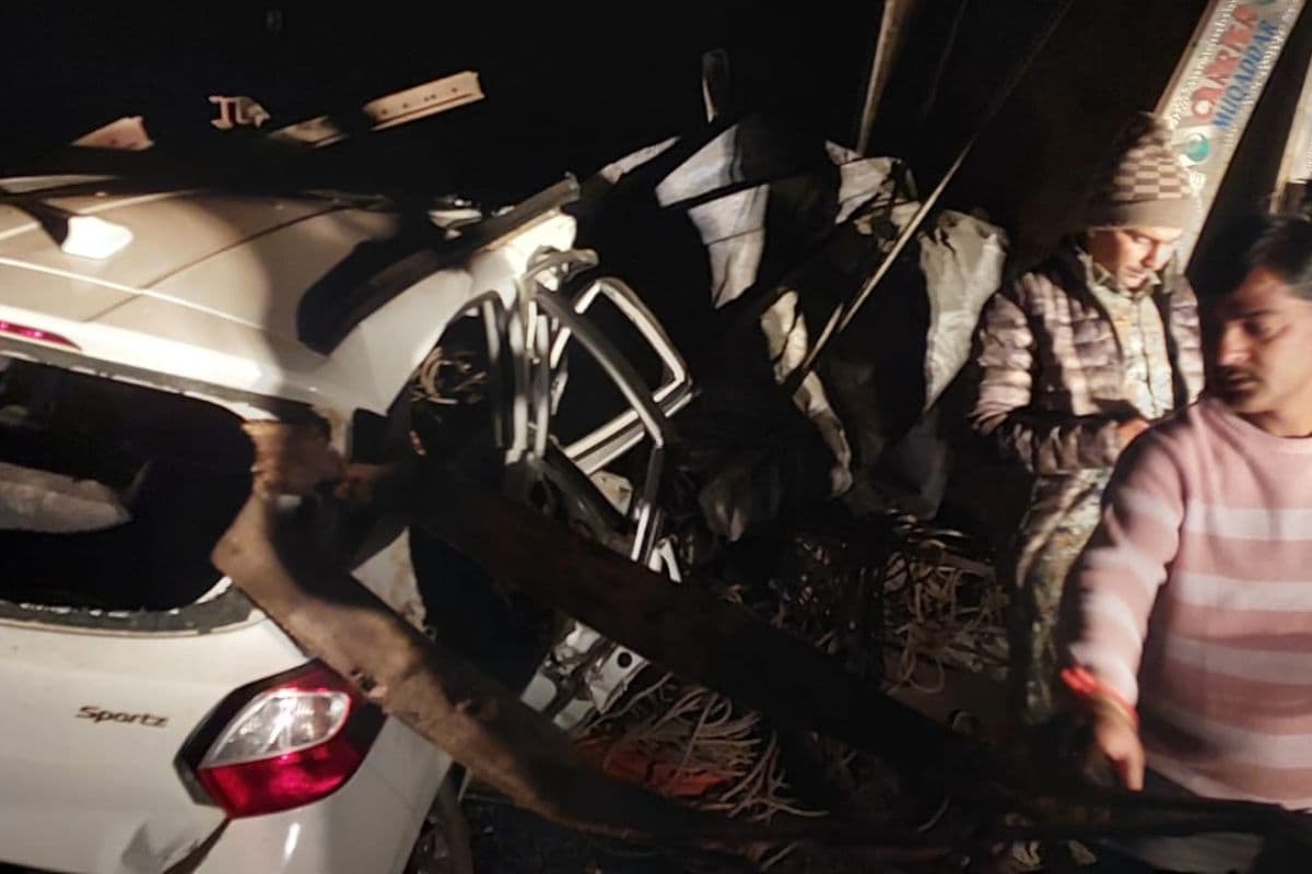 मौत बनकर पलटा ट्रक: लोहरदगा में भयावह सड़क दुर्घटना, हाइड्रा की मदद से घंटों बाद बाहर निकाला गया शव