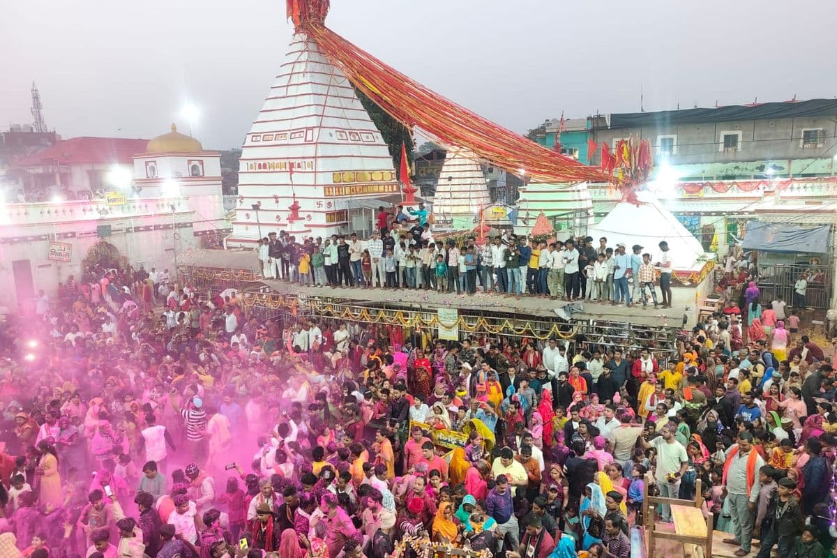 दुमका में शहनाई की गूंज और गुलाल की फुहार: फौजदारी बाबा के दरबार में थिरके शिवभक्त