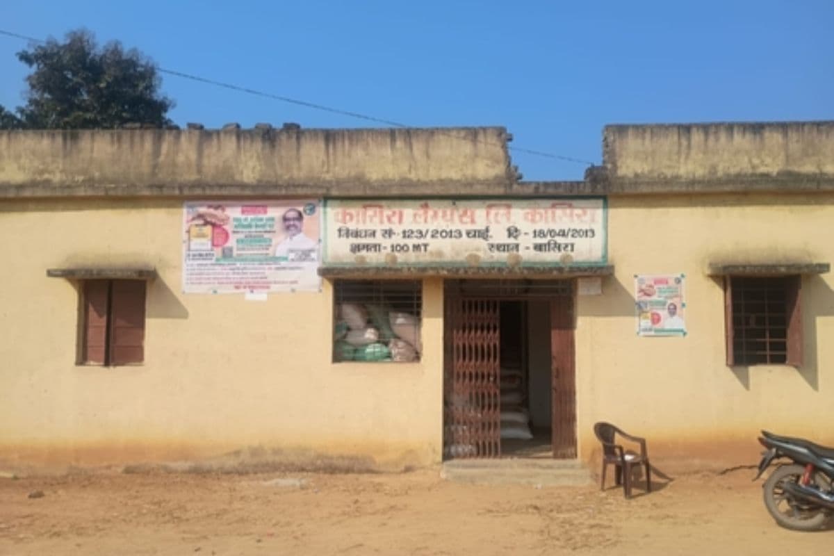 Chaibasa: गोदाम फुल, धान खरीद ठप, बिचौलिए को फसल बेचने को मजबूर किसान