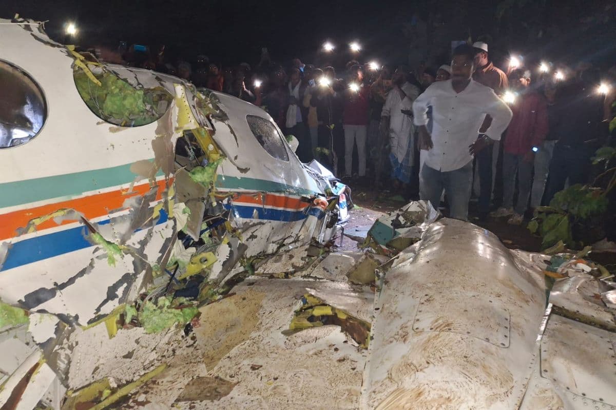 Chatra Air Ambulance Crash: स्वास्थ्य मंत्री को देखते ही फूट फूट कर रोने लगी मृत पायलट की मां