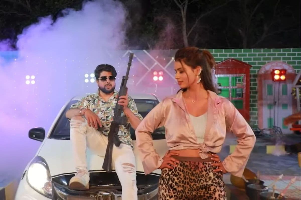 शिल्पी राज का गाना ‘खून से होली’ रिलीज, एक्ट्रेस जूली ने रंगों के बीच लगाए ठुमके