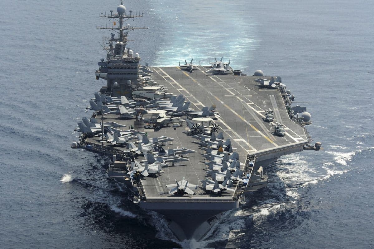 समुद्र में छिड़ा महायुद्ध? अमेरिकी जंगी जहाज पर हमले के लिए बढ़ा ईरानी ड्रोन; नेवी ने आसमान में ही उड़ाया