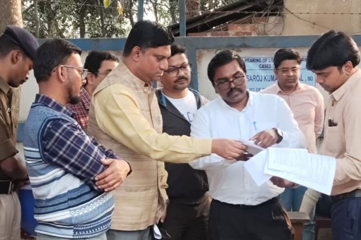 चुनाव आयोग ने जारी की बंगाल के वोटरलिस्ट की हार्ड कॉपी, वोटर अभी ऑनलाइन सर्च नहीं कर पाएंगे अपना नाम