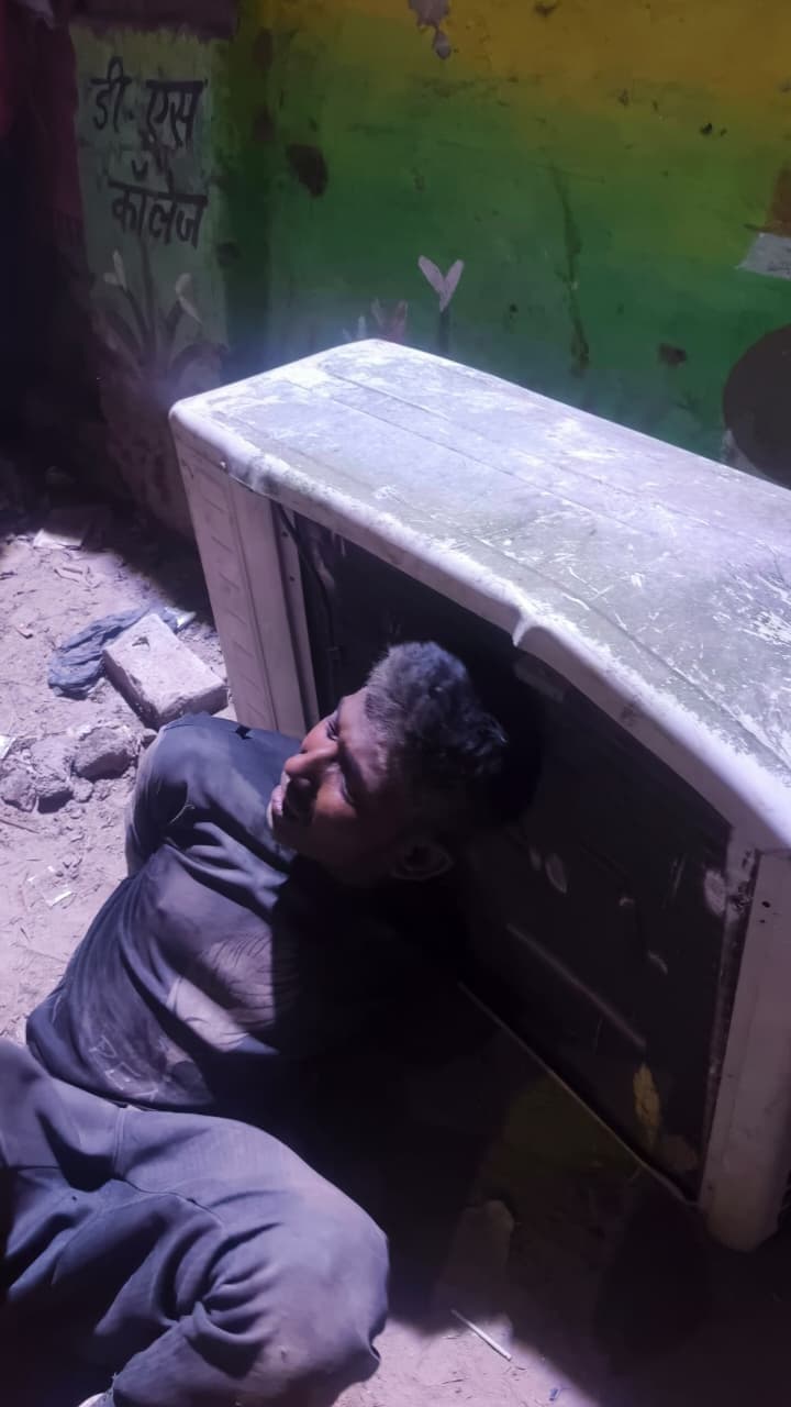 डीएस कॉलेज के बीएड का एसी चोरी करते धराया चोर