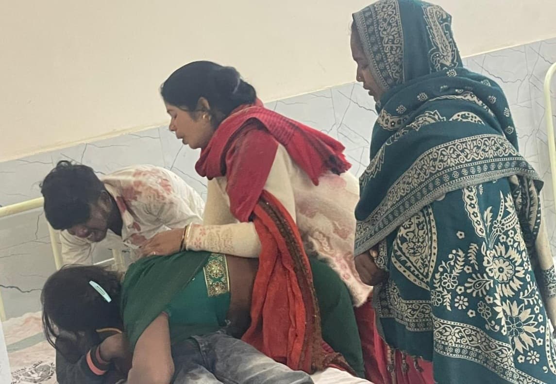 शादी के जश्न के बीच डीजे वाहन के नीचे दब कर किशोर की मौत