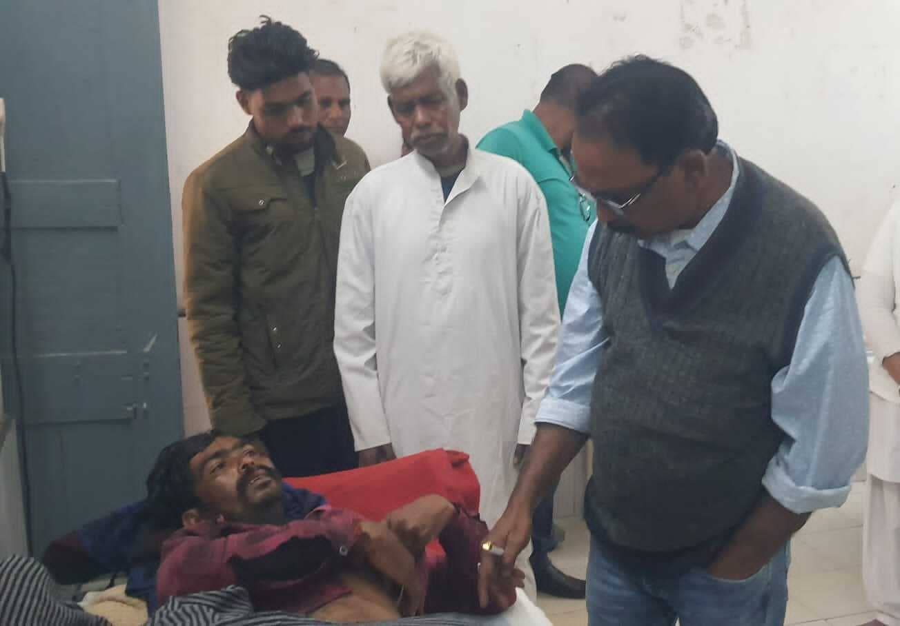 पुरानी रंजिश में आंख में बालू छींटकर की मारपीट, ट्रैक्टर भी खाई में गिराया