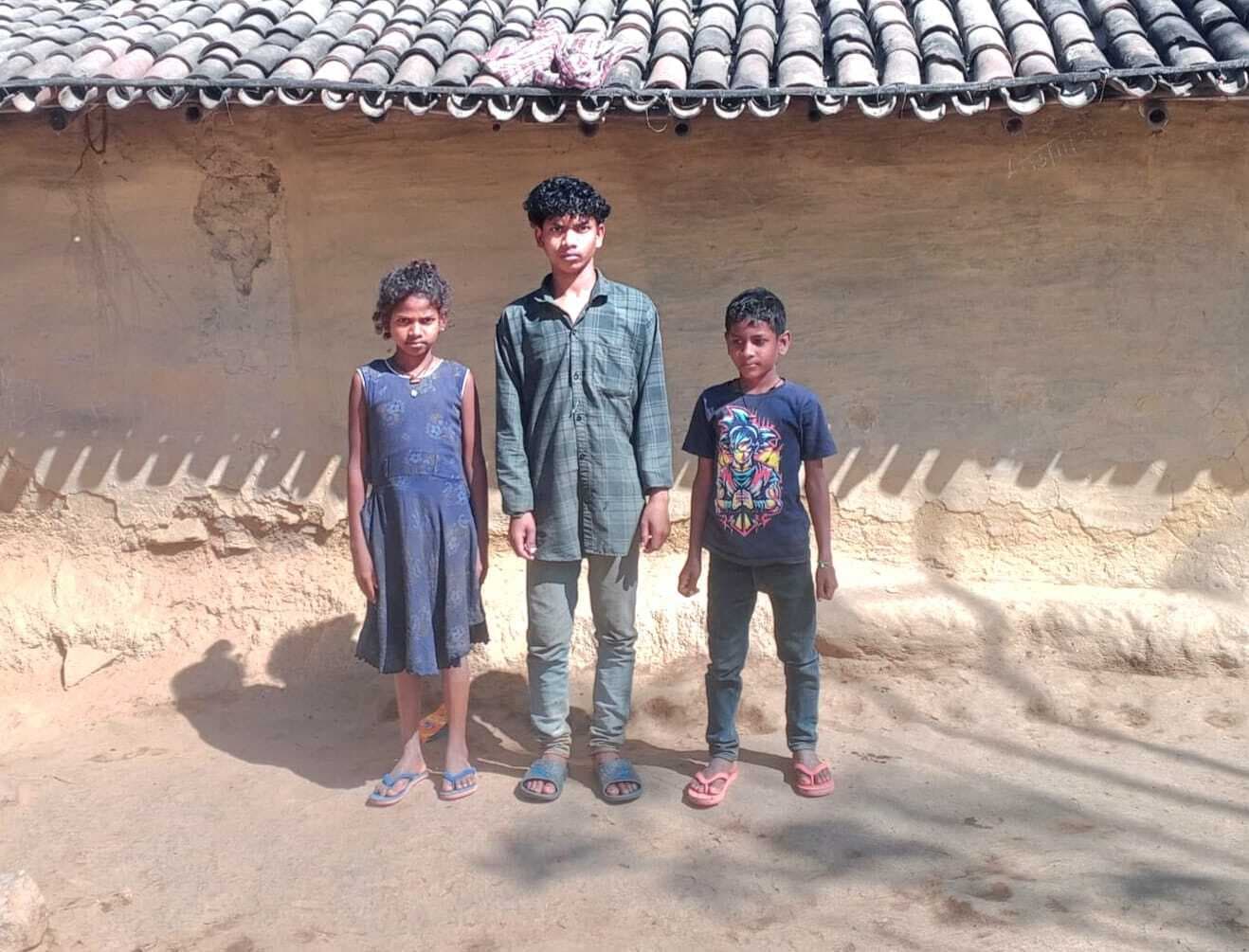 मां की मौत के बाद अनाथ हो गये तीन भाई-बहन, पढ़ाई छूटी, रोटी पर संकट