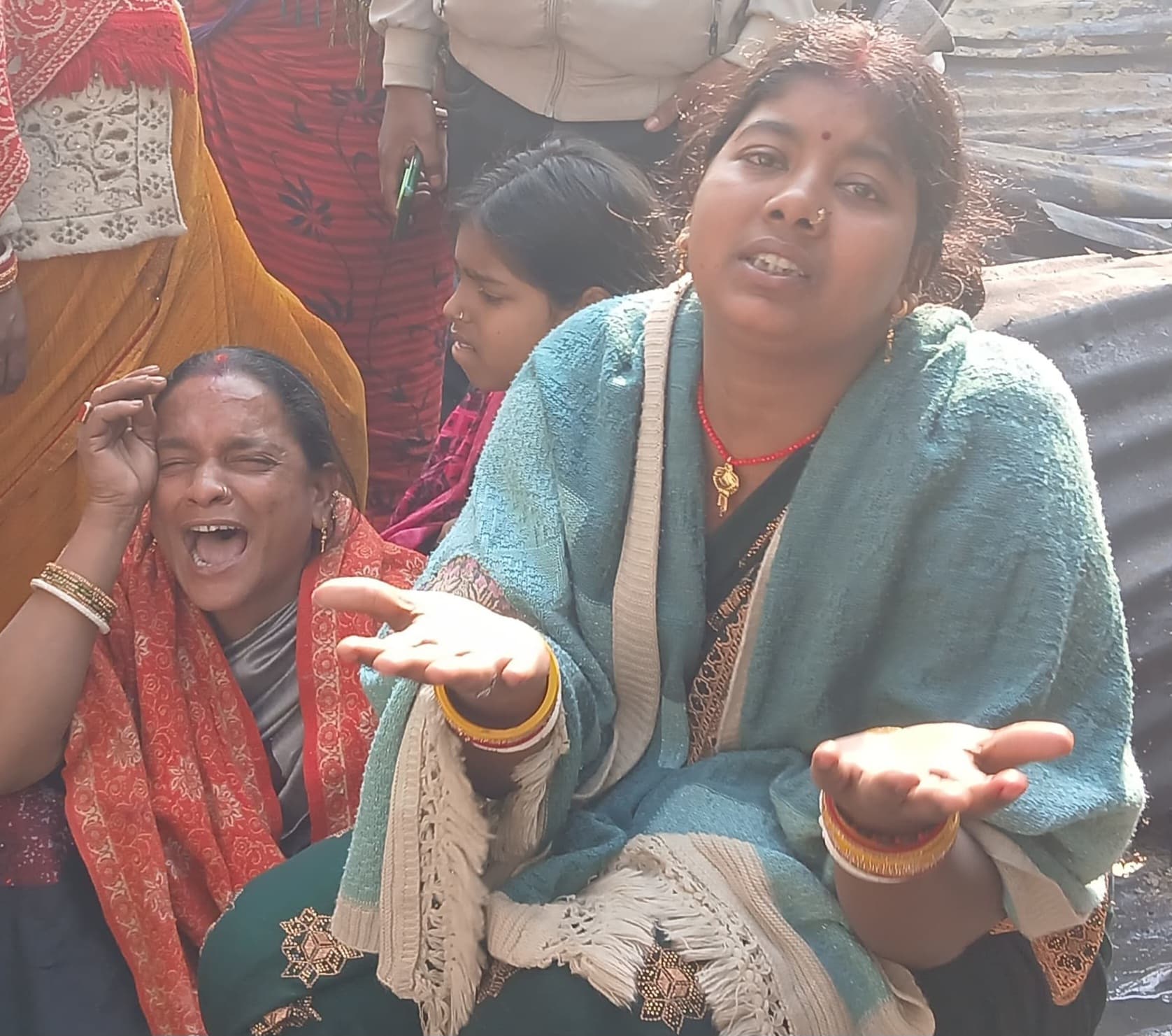 चिंगारी से उठी लपटों ने व्यवसाय से गुलजार होने वाला कुरसेला हाट को कर दिया राख