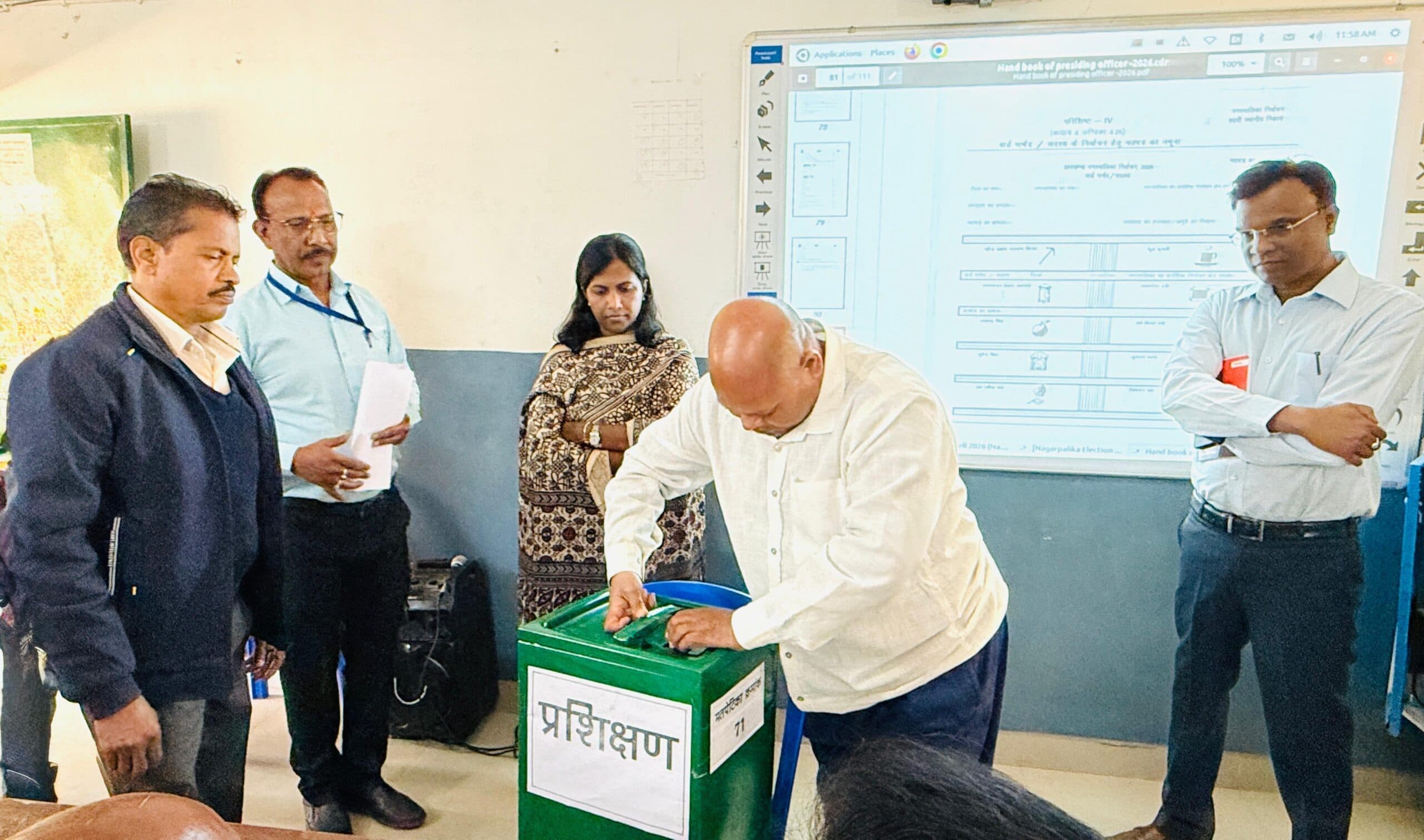 मतदानकर्मियों को दिया गया प्रशिक्षण