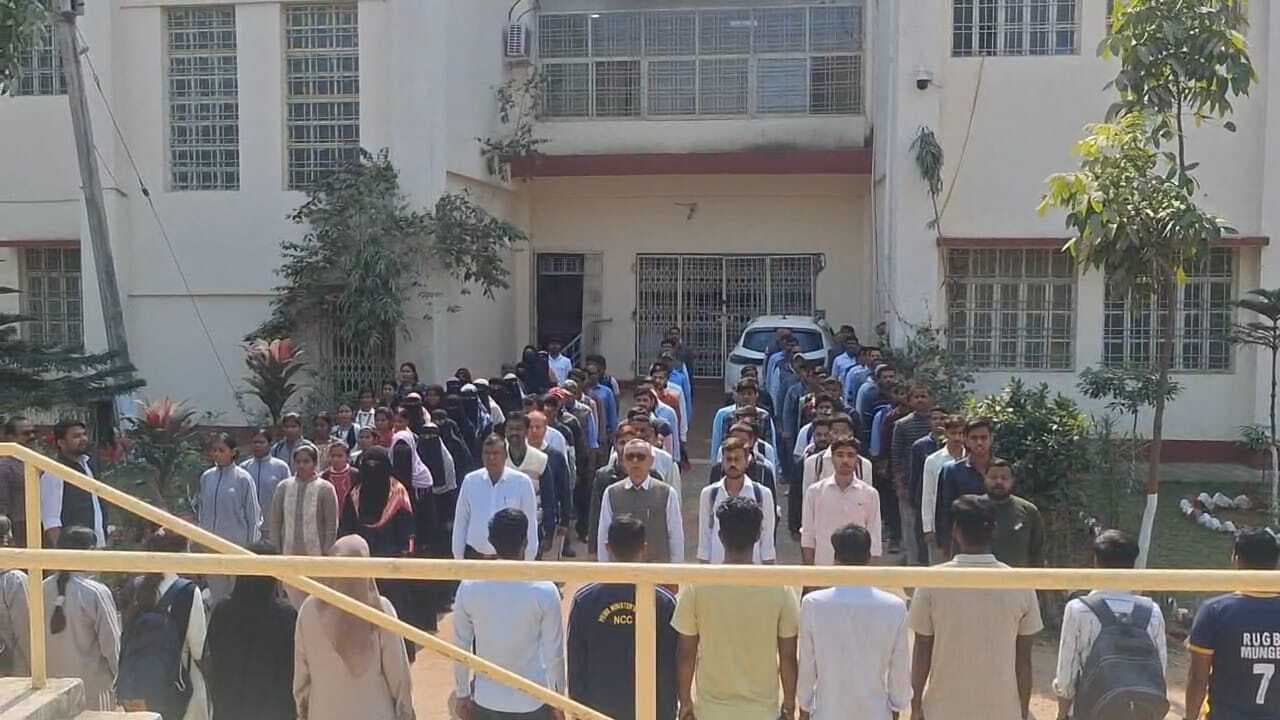 जहां हुआ राष्ट्रगान का अपमान, वही करेंगे हम उसका सम्मान के लगाये नारे