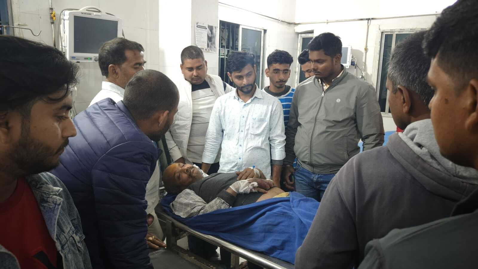 बच्चे को बचाने में ऑटो सवार दो लोग जख्मी, एक रेफर