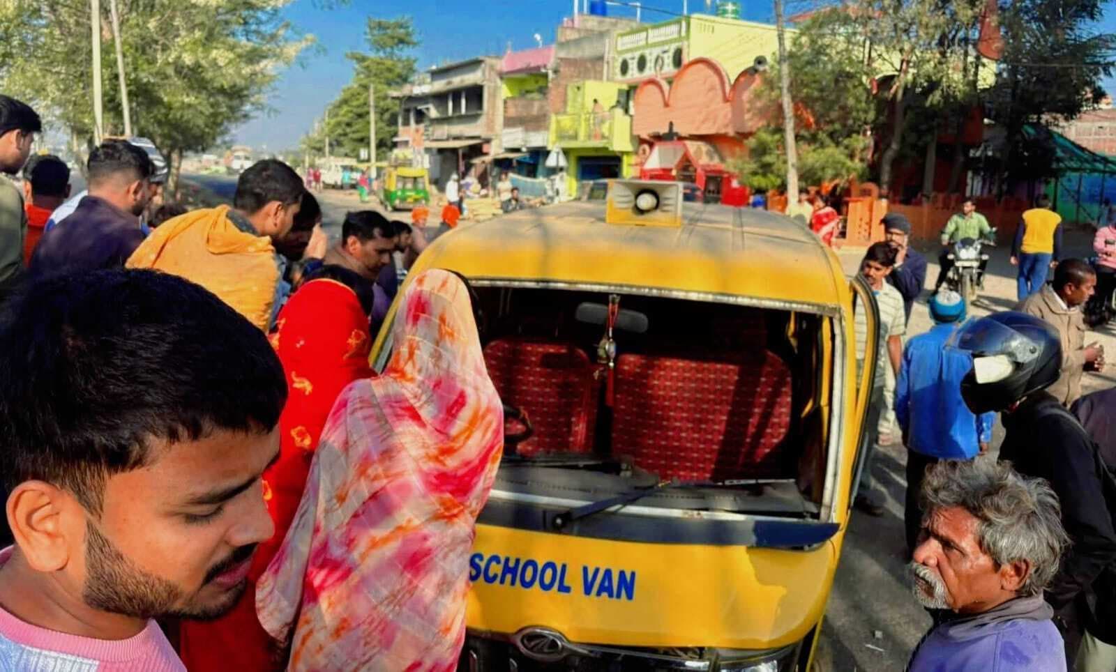 -अलग-अलग सड़क दुर्घटना में एक घायल